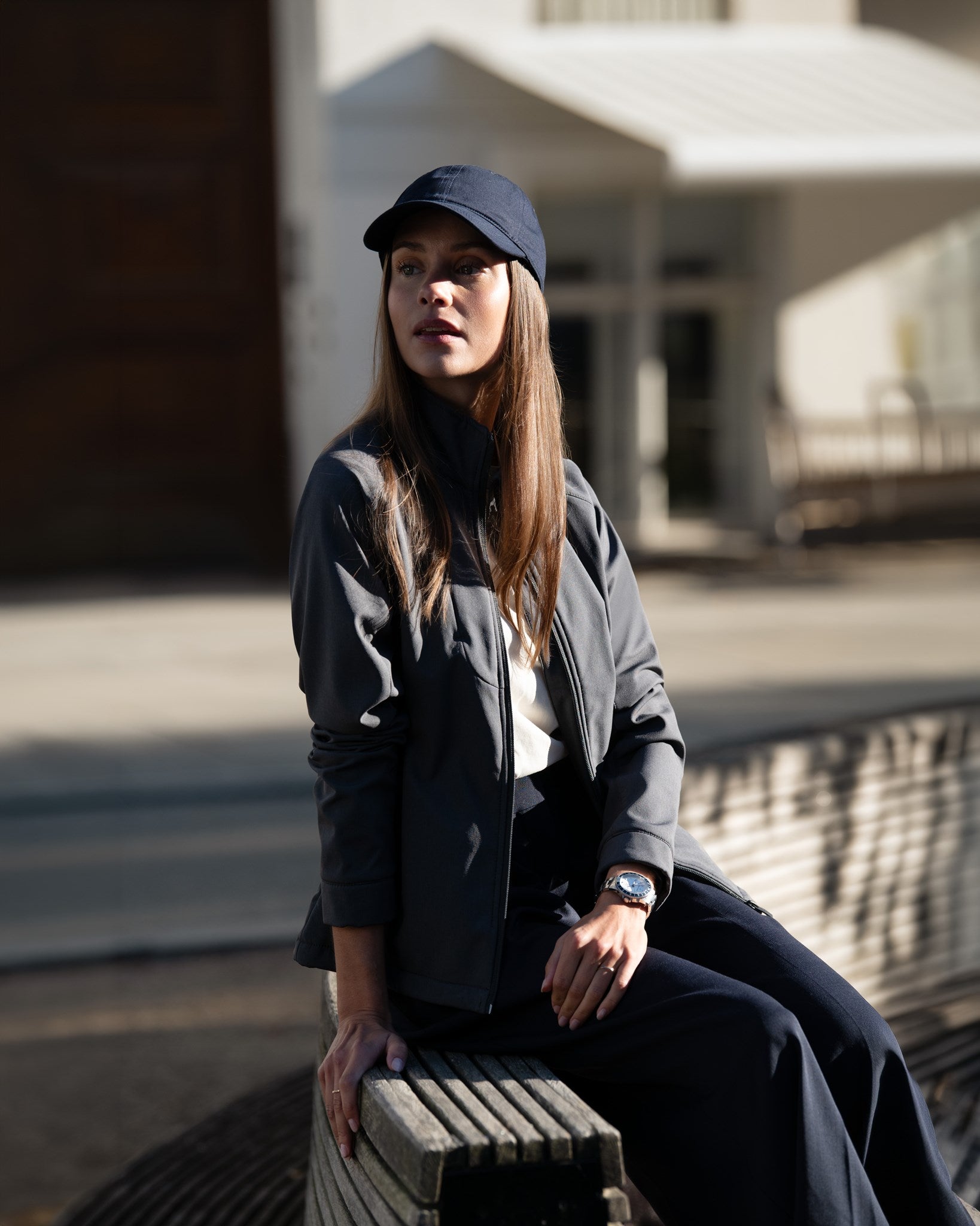 Livingston Women Grey SS25 Modelimage (1)